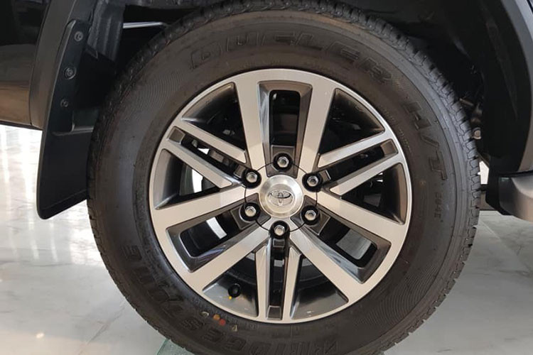 Bên cạnh vấn đề ổn định nguồn cung, không bị "kênh giá" tại nhiều đại lý, khách hàng mua Toyota Fortuner sản xuất lắp ráp trong nước còn được lợi ích khác. Nhân viên một đại lý Toyota tại Hà Nội cho hay, khi mua xe sản xuất lắp ráp trong nước đồng nghĩa với việc phụ tùng thay thế, sửa chữa sẽ có sẵn và khách hàng không phải chờ đợi lâu như xe nhập khẩu.