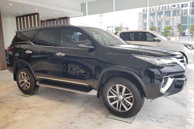 Giá xe Toyota Fortuner lắp ráp 2019 tại Việt Nam được niêm yết sẽ từ 1,033 tỷ đồng cho bản số sàn máy dầu 2.4 4x2; 1,096 tỷ đồng cho bản số tự động máy dầu 2.4 4x2, 1,354 tỷ đồng cho bản máy dầu số tự động 2.8 4x4. Phiên bản máy xăng 2.7 4x2 số tự động chưa cập nhật giá. Tất cả các phiên bản đều được trang bị hộp số sàn hoặc tự động 6 cấp.