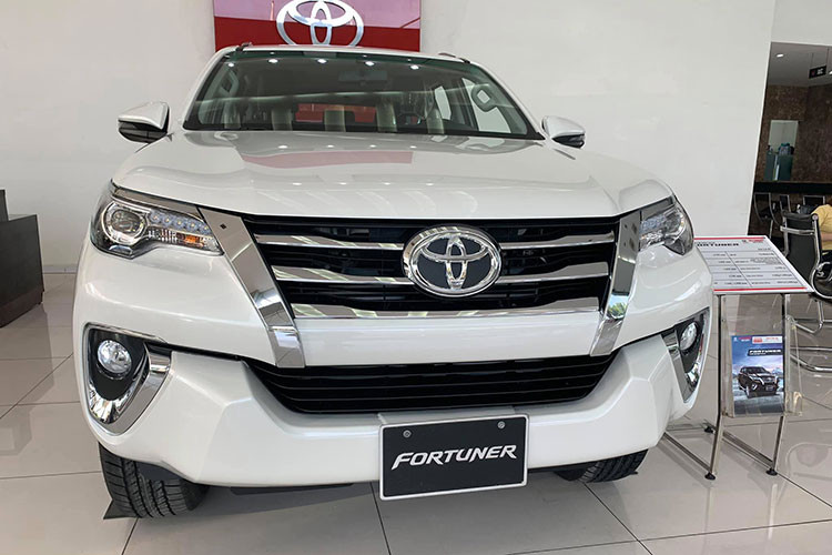 Các phiên bản Toyota Fortuner sản xuất lắp ráp trong nước hiện đều được giảm giá trực tiếp 35 triệu đồng tiền mặt. Hoặc khách hàng có lựa chọn khác là giảm trực tiếp 30 triệu đồng tiền mặt kèm quà tặng phụ kiện là dán kính, thảm trải sàn và camera hành trình. &#x1d;Đối với Fortuner nhập khẩu, phiên bản máy dầu số sàn sản xuất năm 2018 giảm 40 triệu đồng.