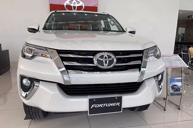 Các phiên bản Toyota Fortuner sản xuất lắp ráp trong nước hiện đều được giảm giá trực tiếp 35 triệu đồng tiền mặt. Hoặc khách hàng có lựa chọn khác là giảm trực tiếp 30 triệu đồng tiền mặt kèm quà tặng phụ kiện là dán kính, thảm trải sàn và camera hành trình. Đối với Fortuner nhập khẩu, phiên bản máy dầu số sàn sản xuất năm 2018 giảm 40 triệu đồng.