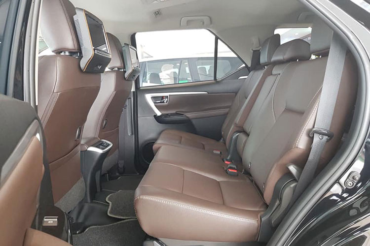 Về thiết kế ngoại thất, mẫu xe Toyota Fortuner lắp ráp tại Việt Nam sẽ vẫn giữ nguyên, gần như không có sự thay đổi so với bản nhập khẩu. Trên các phiên bản cao cấp, xe đã được trang bị thêm ghế phụ điều chỉnh điện 8 hướng. Trước đây dòng xe này cũng có ghế chỉnh điện, tuy nhiên chỉ có ghế lái mới có thể điều chỉnh được. Hàng ghế sau của xe có cửa gió điều hòa độc lập, có thể gập lưng 60/40 và chỉnh tay...