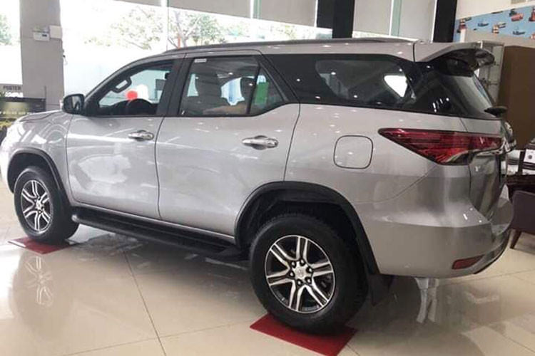 Theo thông tin từ phía các đại lý chính hãng TMV, giá xe ôtô Toyota Fortuner hiện nay kể cả lắp ráp lẫn nhập khẩu còn được các đại lý ưu đãi giảm giá mạnh. Cụ thể, hiện sức mua của khách hàng đối với Fortuner 2019 bản lắp ráp trong nước vẫn duy trì như khi còn được nhập khẩu. Tương tự, nhân viên kinh doanh đại lý Toyota Long Biên cho biết, Fortuner kể từ khi chuyển về lắp ráp vẫn rất hút khách.