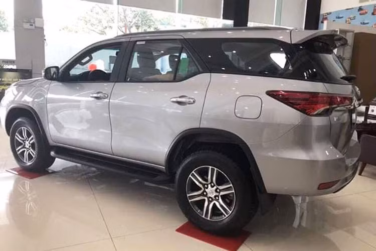 Theo thông tin từ phía các đại lý chính hãng TMV, giá xe ôtô Toyota Fortuner hiện nay kể cả lắp ráp lẫn nhập khẩu còn được các đại lý ưu đãi giảm giá mạnh. Cụ thể, hiện sức mua của khách hàng đối với Fortuner 2019 bản lắp ráp trong nước vẫn duy trì như khi còn được nhập khẩu. Tương tự, nhân viên kinh doanh đại lý Toyota Long Biên cho biết, Fortuner kể từ khi chuyển về lắp ráp vẫn rất hút khách.
