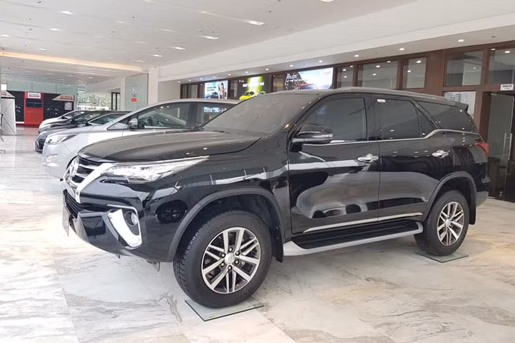Được biết, TMV lắp ráp 4 phiên bản Toyota Fortuner 2019 bao gồm 2.8 4×4 máy dầu số tự động, 2.7 4×2 máy xăng số tự động TRD, 2.4 4×2 máy dầu số tự động và 2.4 4×2 máy dầu số sàn, và tiếp tục nhập khẩu 2 phiên bản 2.7 4×4 máy xăng số tự động và 2.7 4×2 máy xăng số tự động từ Indonesia.