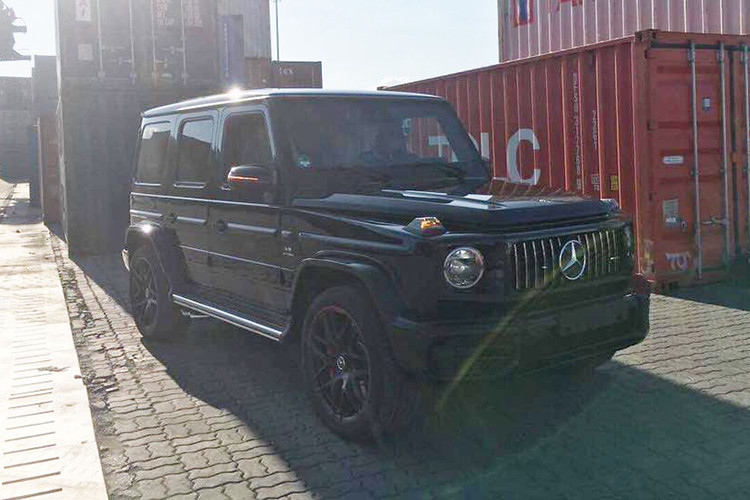 "Ông vua địa hình" Mercedes-AMG G63 Edition 1 đầu tiên cập bến Việt Nam vào ngày 8/11/2018 vừa qua, đến nay, tại thị trường Việt Nam đã có tổng cộng 4 chiếc được đưa về nước. Tất cả số xe Mercedes-AMG G63 phiên bản Edition 1 đều do các công ty nhập khẩu tư nhân đưa về nước.