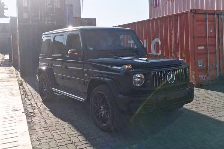 "Ông vua địa hình" Mercedes-AMG G63 Edition 1 đầu tiên cập bến Việt Nam vào ngày 8/11/2018 vừa qua, đến nay, tại thị trường Việt Nam đã có tổng cộng 4 chiếc được đưa về nước. Tất cả số xe Mercedes-AMG G63 phiên bản Edition 1 đều do các công ty nhập khẩu tư nhân đưa về nước.