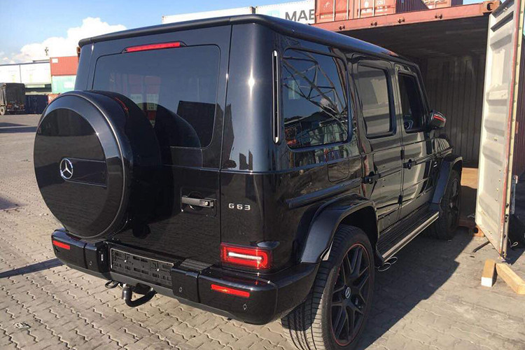 Mercedes-AMG G63 Edition 1 mới này có ngoại thất đen bóng với điểm nhấn là trang bị thêm các sọc màu đỏ ở mâm, vỏ gương để tạo ra sự khác biệt so với bản tiêu chuẩn. Tuy nhiên, thay đổi ấn tượng nhất của mẫu xe vừa về Việt Nam này so với bản tiêu chuẩn nằm trong khoang lái.