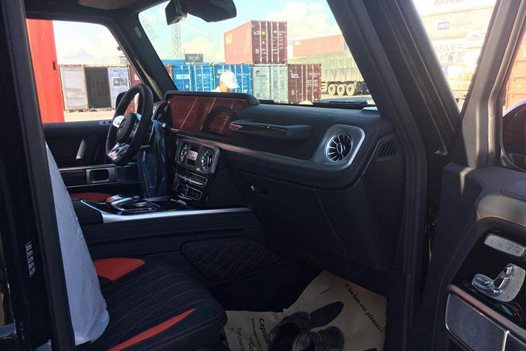 Đi cùng khối động cơ của "vua địa hình" G63 sẽ là hộp số tự động 9 cấp mới nhất, kèm theo hệ dẫn động 4 bánh 4MATIC AMG Performance với mức phân bổ sức mạnh cầu trước/sau mặc định là 40/60%, đem tới cho G63 phiên bản 2019 độ bám đường tốt hơn và hiệu năng tăng tốc cao hơn.