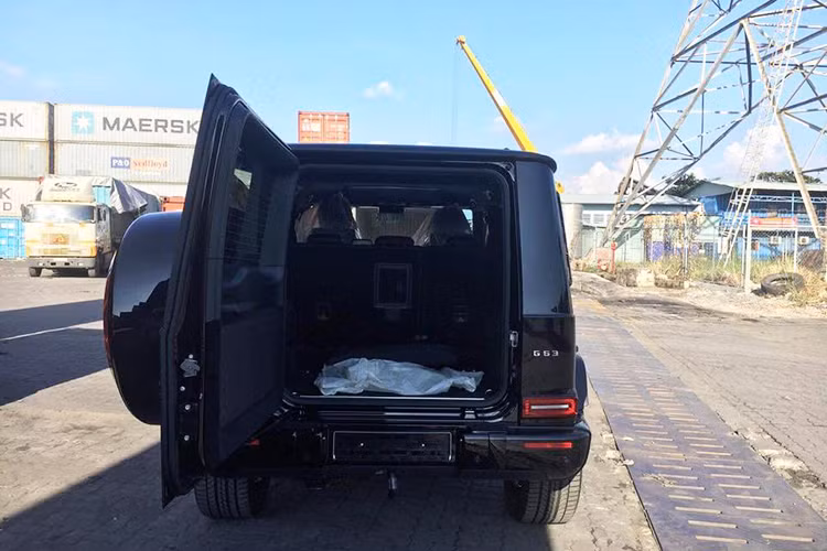 Mercedes-AMG G63 Edition 1 2019 vẫn có 3 khóa vi sai, hộp số với chế độ cầu thấp và 3 chế độ offroad khác nhau: Sand, Trail và Rock. Và lần đầu tiên chiếc xe đã được trang bị hệ thống treo wishbone kép độc lập ở trục trước, được gắn trực tiếp lên khung chính mà không cần tới khung phụ. Hệ thống treo sau là loại liên kết 5 điểm.