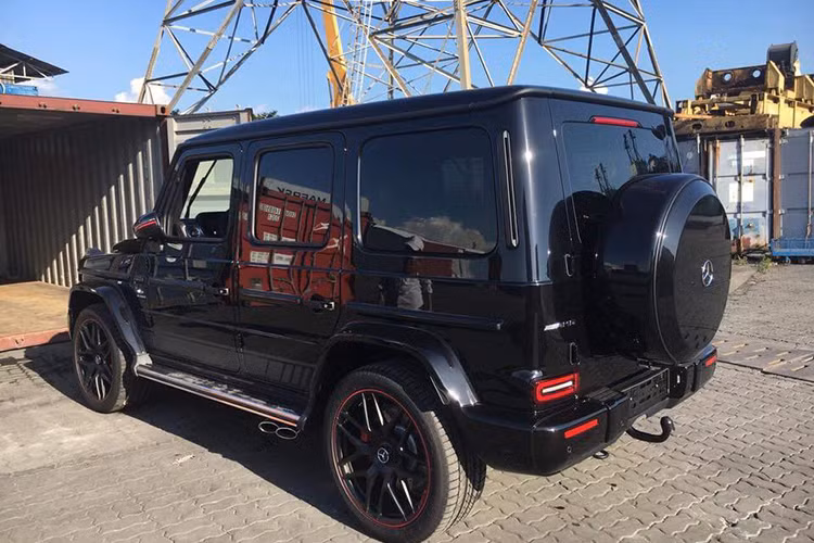 Chiếc G63 Edition 1 thứ 4 cập bến Việt Nam mới lộ ảnh "khui công" trên mạng xã hội vào chiều nay, ngày 27/11/2018. "Ông vua địa hình" này sở hữu bộ áo đen bóng, như vậy, đây là chiếc G63 Edition 1 thứ 3 tại Việt Nam mang màu sơn này. Chiếc còn lại mang ngoại thất xám mờ.