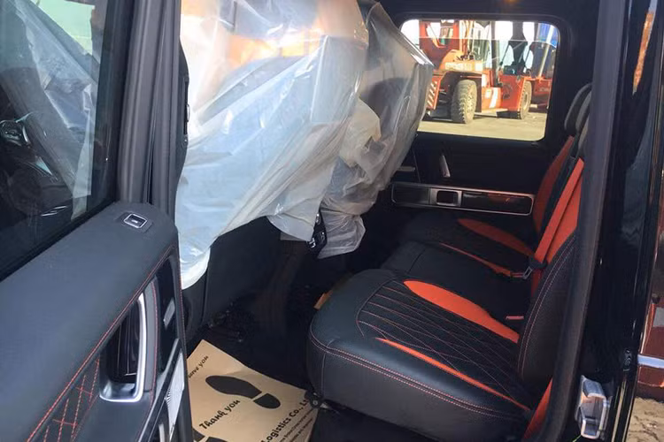 So với các phiên bản thường, khác biệt chính của chiếc xe là logo AMG trên tựa lưng ghế trước và các chi tiết ốp trang trí bằng sợi carbon. Xe được trang bị động cơ V8 4.0L tăng áp kép, với cặp turbo twin-scroll nằm giữa góc chữ V của xi-lanh. Động cơ sản sinh công suất 577 mã lực và mô-men xoắn cực đại 850Nm tại vòng tua 2.500-3.500 vòng/phút. 