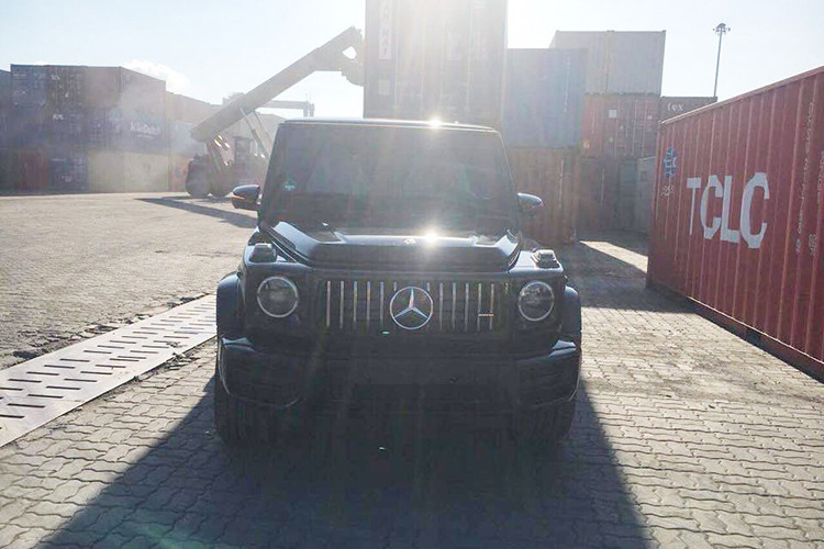 Phiên bản Mercedes-AMG G63 Edition 1 2019 có sự khác biệt so với trước với đèn pha thiết kế lại, sử dụng bóng đèn LED toàn phần. Cản va trước, hốc gió hay lưới tản nhiệt đều được làm mới hơn. Đuôi xe vốn dĩ nhiều bạn trẻ mê xe tại Việt Nam nhận biết được đây là phiên bản của năm 2019 do đèn hậu thiết kế lại, cản va trước sửa đổi...