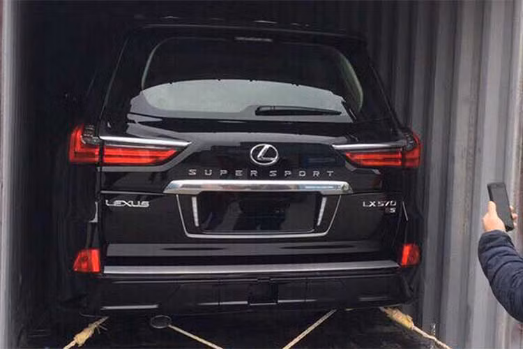 Được giới thiệu lần đầu tiên vào tháng 5 năm ngoái, đến nay, chiếc SUV cỡ lớn hạng sang mang phong cách thể thao Lexus LX570 Super Sport đã chính thức đặt chân đến Việt Nam thông qua một nhà nhập khẩu tư nhân. Chiếc đầu tiên về Việt Nam gắn logo Super Sport nên có thể khẳng định xe được nhập về từ Trung Đông.