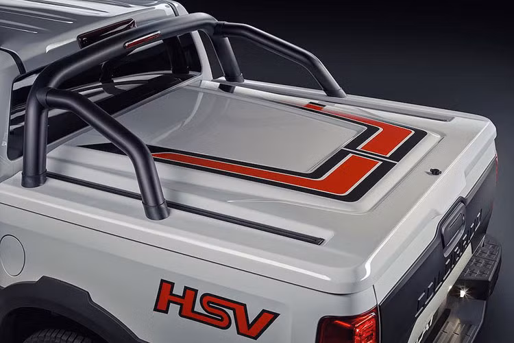 Chưa dừng lại ở đó, bộ mâm 6 cây thể thao, nắp thùng sau, nắp ca-pô với gò nổi, thanh giằng trên thùng và bộ decal đỏ HSV càng khiến cho phiên bản này trở nên ấn tượng hơn nữa. Dù không công bố ảnh trong nội thất nhưng HSV cho biết SportsCat RS sẽ có những chiếc ghế thể thao, cabin thêu chỉ đỏ và thảm sàn đặc biệt. Vật liệu bọc nội thất chính là da Jasmine và nhung Windsor.