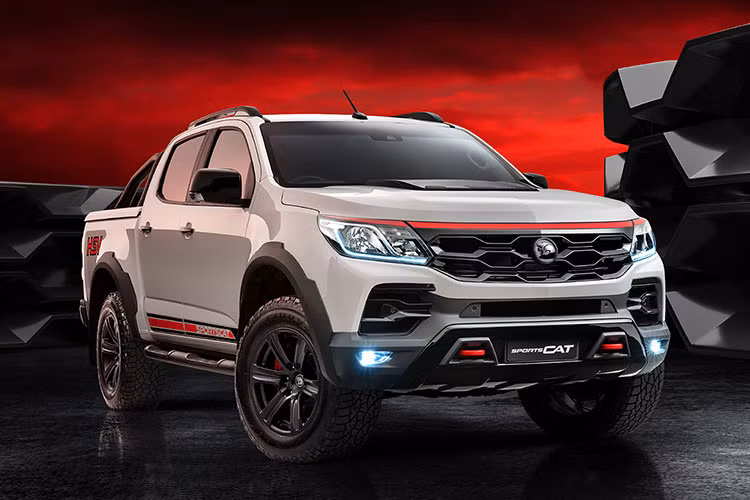 Các trang bị an toàn tiêu chuẩn của chiếc xe gồm 7 túi khí, cảnh báo đâm va trước, cảnh báo chuyển làn, chống lắc rơ-mooc, hỗ trợ đỗ xe trước sau và camera lùi. Theo HSV, hãng sẽ chỉ sản xuất đúng 100 chiếc SportsCat RS - 94 dành cho thị trường Úc và số còn lại phân phối tới New Zealand. Giá xe Chevrolet Colorado đặc biệt HSV SportsCat RS niêm yết 63.990 AUD (tương đương 1,04 tỷ đồng).