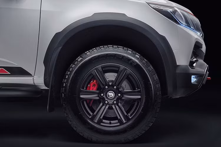 Khác với vẻ ngoài cực "ngầu" của mình, Chevrolet Colorado bản đặc biệt HSV SportsCat RS mới này cũng sẽ vẫn giữ nguyên động cơ diesel 4 xi-lanh thẳng hàng 2.8l tăng áp Duramax quen thuộc của dòng Colorado, cho công suất 197 mã lực và mô-men xoắn 500Nm.