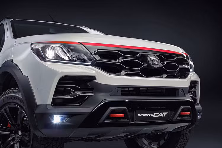 Chỉ có duy nhất một màu sắc là trắng Summit White, Chevrolet Colorado HSV SportsCat RS phiên bản giới hạn này trông khác biệt và thể thao hơn hẳn so với những chiếc Colorado khác. Điều này có được là nhờ vào bodykit cực dữ dằn mà HSV thiết kế cho chiếc xe.