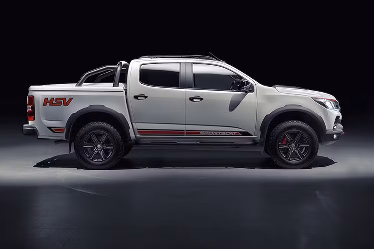 Khác với nhiều hãng xe cùng tập đoàn General Motors, Holden còn có riêng một chi nhánh phát triển xe hiệu năng cao là HSV (Holden Sport Vehicle). Dựa trên chiếc Colorado quen thuộc, HSV vừa tạo ra một mẫu bán tải thể thao chưa từng xuất hiện trước đây là SportsCat RS.