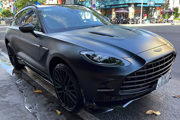 Khác với siêu xe, trong năm 2023 ông Đặng Lê Nguyên Vũ chỉ lộ diện mua 1 chiếc xe SUV, đó là mẫu xe SUV hiệu suất cao Aston Martin DBX707. Khá thú vị đây là xe Aston Martin DBX707 thứ 2 mà "Qua" Vũ sở hữu trong tổng số 3 xe xuất hiện tại Việt Nam.