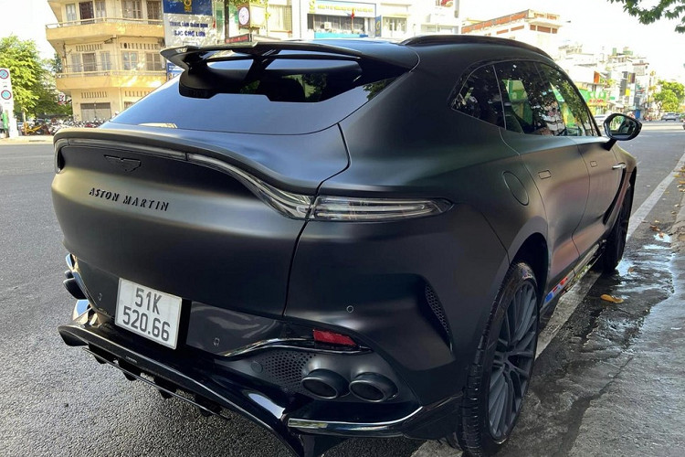 Việt Nam là 1 trong những nơi có giá bán xe Aston Martin DBX 707 cao nhất thế giới, giá khởi điểm của mẫu xe này được phân phối chính hãng từ 21,8 tỷ đồng, chưa bao gồm các tùy chọn thêm, và đã có 3 chiếc xe Aston Martin DBX 707 được mang về nước.