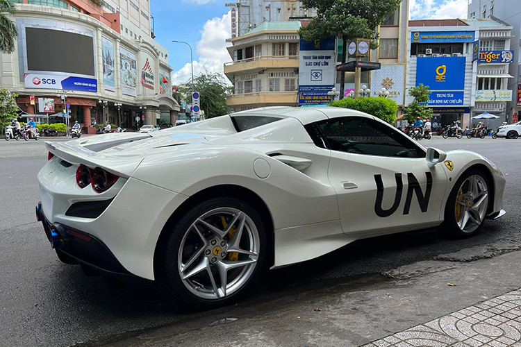 Tiếp đó, trong năm 2023, ông Đặng Lê Nguyên Vũ còn mua thêm 2 chiếc siêu xe Ferrari cùng phiên bản là 488 GTB, 1 chiếc siêu xe mui trần California, Ferrari F12 Berlinetta.