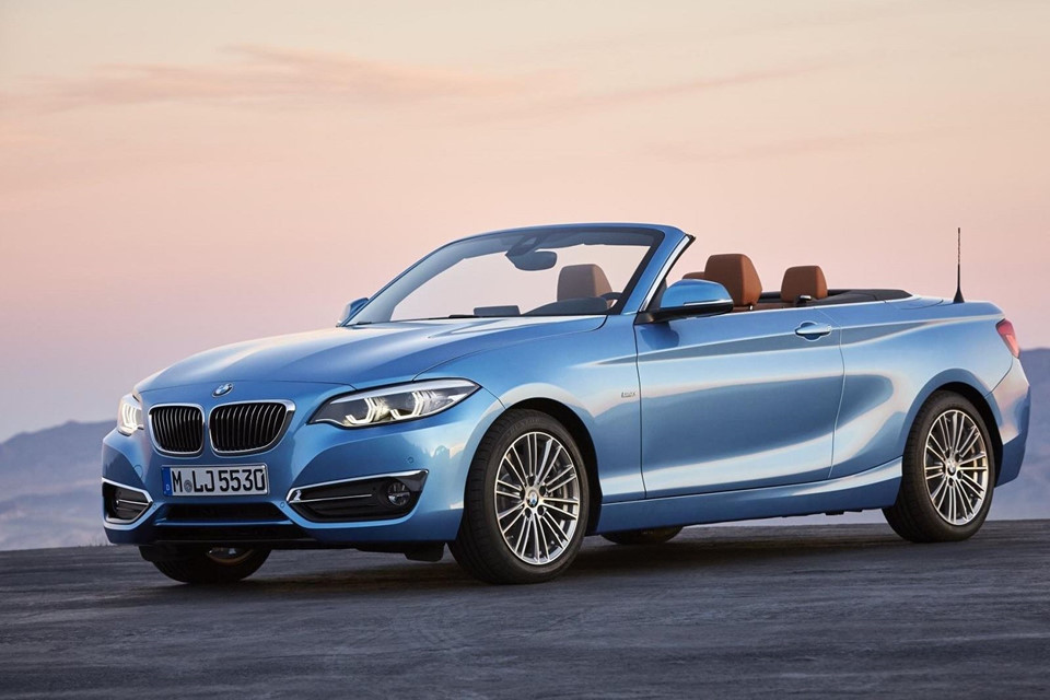 BMW 230i Convertible (40.750 USD): BMW 2-series không phải là chiếc coupe thể thao rẻ nhất nhưng đáng tiền của BMW với giá 40.750 USD. Hệ dẫn động bánh sau và hiệu suất mạnh mẽ là điểm nổi bật của thương hiệu. Phiên bản xe mui trần BMW 230i Convertible sở hữu công suất 248 mã lực và khả năng tăng tốc 0-100 km/h trong 5,6 giây, trong khi "nhấm nháp" nhiên liệu ở mức 6,9 lít/100 km đường hỗn hợp.