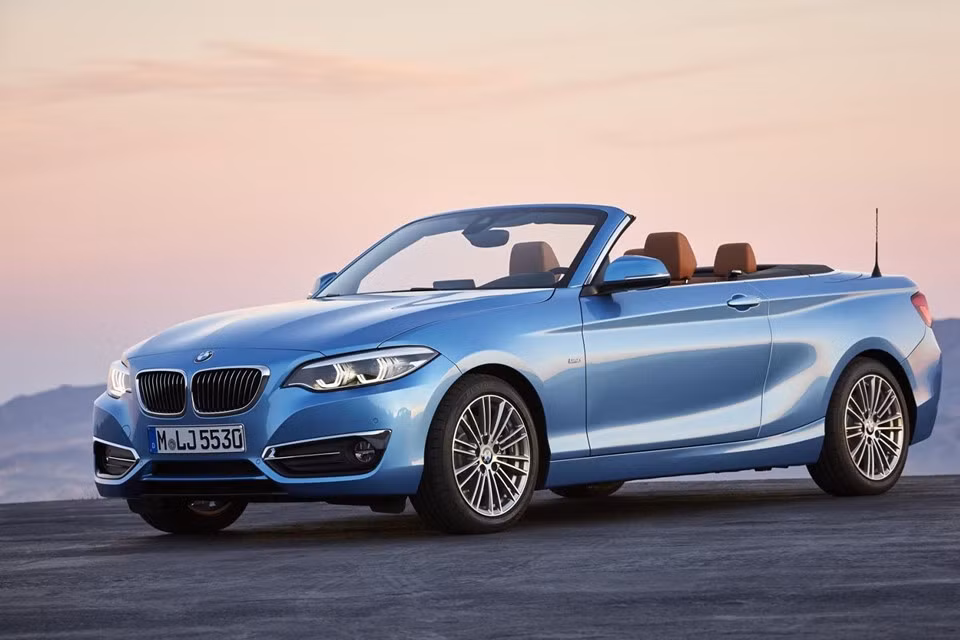 BMW 230i Convertible (40.750 USD): BMW 2-series không phải là chiếc coupe thể thao rẻ nhất nhưng đáng tiền của BMW với giá 40.750 USD. Hệ dẫn động bánh sau và hiệu suất mạnh mẽ là điểm nổi bật của thương hiệu. Phiên bản xe mui trần BMW 230i Convertible sở hữu công suất 248 mã lực và khả năng tăng tốc 0-100 km/h trong 5,6 giây, trong khi "nhấm nháp" nhiên liệu ở mức 6,9 lít/100 km đường hỗn hợp.