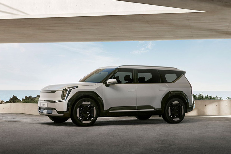 Hãng xe Hàn Quốc vừa công bố mở đơn đặt hàng cho mẫu xe SUV điện Kia EV9 2025 bản Tiêu chuẩn (Standard). Động thái này nhằm mục đích phục vụ nhiều đối tượng khách hàng hơn đang tìm kiếm các giải pháp di chuyển bền vững. 