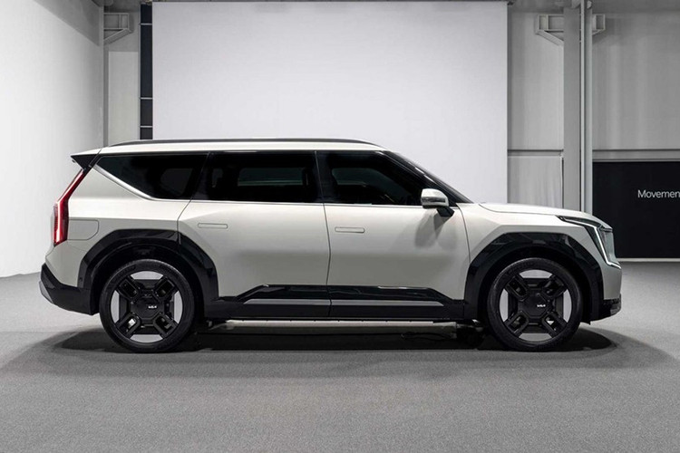 SUV điện KIA EV9 Standard 2025 được phát triển với định hướng phục vụ các gia đình sống tại đô thị, nơi nhu cầu di chuyển hàng ngày và sự tiện dụng được đặt lên hàng đầu.