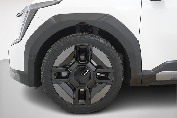 Tại Hàn Quốc, mức giá xe Kia EV9 Standard 2025 có mức bán ra khởi điểm là 64,12 triệu won (tương đương khoảng 1,136 tỷ đồng) trước khi áp dụng các khoản trợ giá của chính phủ.