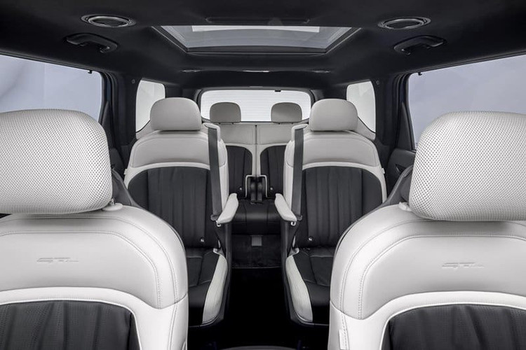 Mẫu EV9 Standard dự kiến sẽ được giới thiệu tại Mỹ và châu Âu sau khi ra mắt ở Hàn Quốc, thông tin chi tiết về giá bán sẽ được công bố sau. Hiện tại, phiên bản này vẫn chưa có mặt trên thị trường châu Âu và Mỹ.