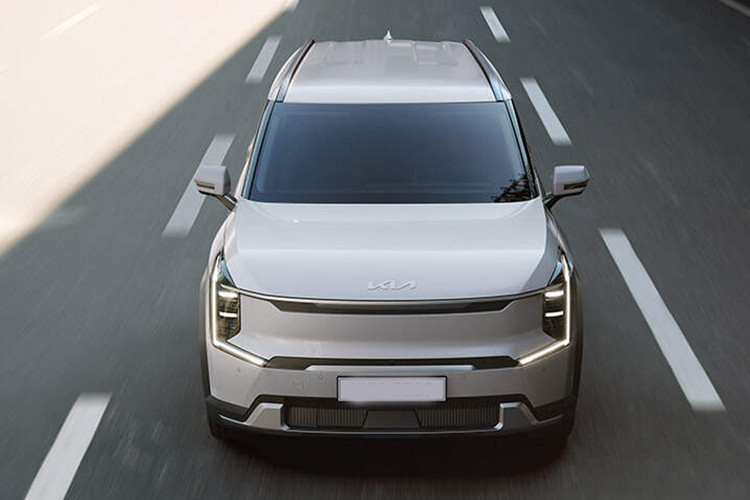 Dù là phiên bản Tiêu chuẩn, Kia EV9 Standard vẫn giữ lại nhiều tính năng an toàn và tiện nghi từ bản Long Range, đảm bảo người lái vẫn có thể trải nghiệm chất lượng lái xe cao cấp. Điều này giúp Kia duy trì danh tiếng về công nghệ và độ tin cậy của dòng xe điện chủ lực EV9.