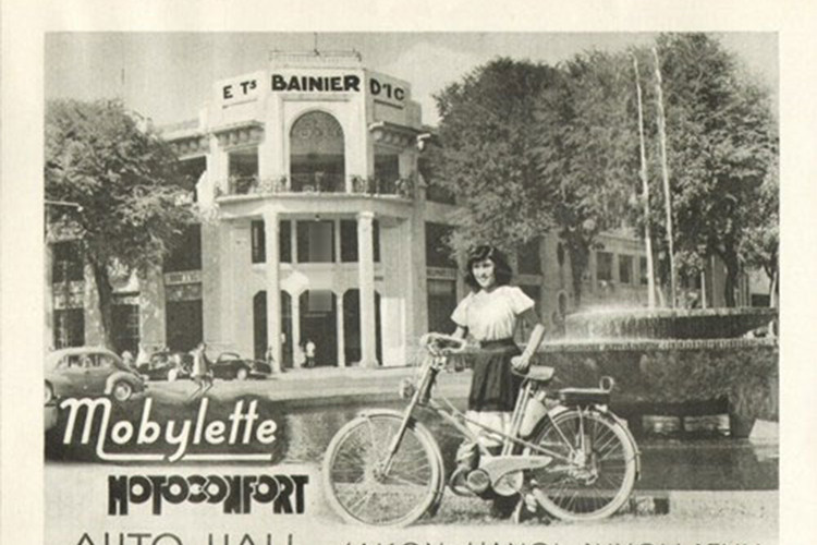 Mẫu quảng cáo cho xe đạp máy Motoconfort có hậu cảnh là đài phun nước ở đại lộ Charne, nay là đại lộ Nguyễn Huệ tại TP HCM. Mẫu xe đạp máy này thời điểm đó được dành cho các nữ sinh con nhà giàu có sử dụng. 