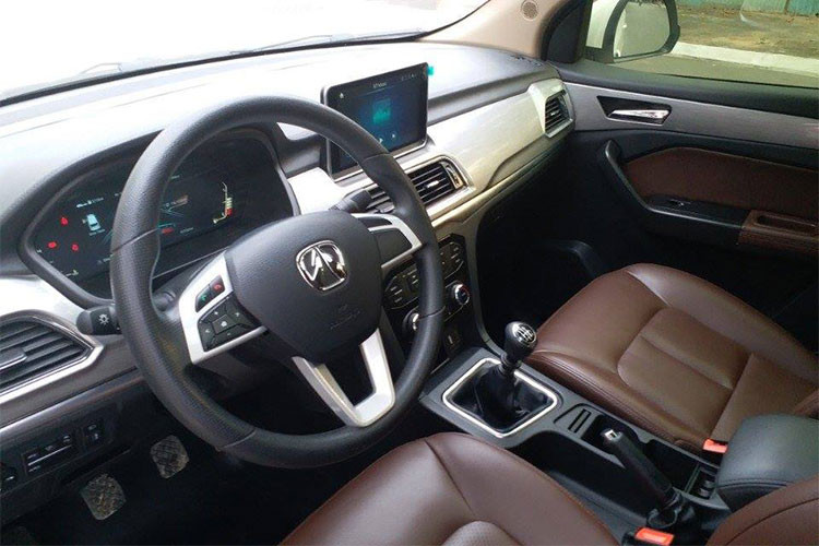 Ở phía sau của xe thiết kế vuông vắn, thanh ngang kim loại sáng nối liền hai cụm đèn hậu thông qua cánh cửa nắp ca-pô sau. Gương chiếu hậu tích hợp đèn báo rẽ với viền ốp nhựa đen bóng, cần gạt mưa tự động...