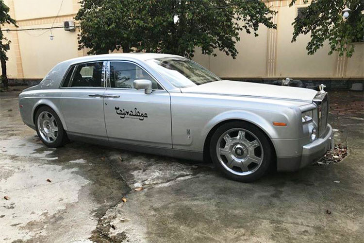 Sở dĩ nhiều người nhận ra đây chính là chiếc Rolls-Royce của Khải Silk từng gây sốc giới truyền thông vào năm 2007 bởi chiếc biển số, bộ áo màu bạc và dòng chữ TajmaSago màu đen bên hông xe. TajmaSago cũng chính là tên lâu đài siêu sang có trị giá gần 15 triệu đô của Khải Silk toạ lạc gần hồ bán nguyệt-cầu ánh sao, quận 7, TP HCM.