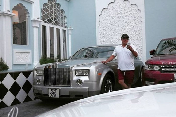Chiếc Rolls-Royce Phantom màu bạc trong bài viết này hiện đang được rao bán với mức giá 9,015 tỷ đồng. Lúc mới về nước, chiếc xe siêu sang này có giá khoảng 1 triệu đô. Hiện tại, chiếc xe siêu sang này đã lăn bánh hơn 50.000 km và đang cư trú ở một công ty bán xe tại Hà Nội.