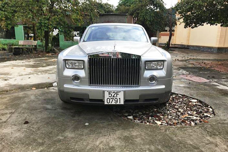 Nguyên nhân khiến doanh nhân Hoàng Khải bán siêu xe sang Rolls-Royce Phantom có lẽ vì cuộc khủng hoảng trong kinh doanh vào tháng 10 năm ngoái. Trước đó, Khải Silk cũng đã bán bớt đi nhiều chiếc xe sang như Mercedes, Range Rover... trong bộ sưu tập xe của mình.