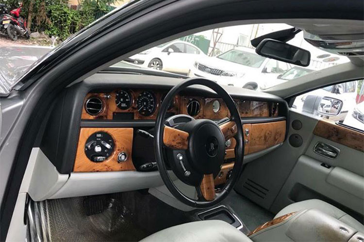 Về ngoại hình, xe siêu sang này sở hữu sơn chủ đạo là màu bạc, với phần dưới được sơn màu xám đậm. Nội thất được bọc hoàn toàn bằng da sáng màu với những chi tiết kim loại và ốp gỗ làm tăng tính sang trọng vốn là những đặc điểm thường thấy trên những mẫu Rolls-Royce.