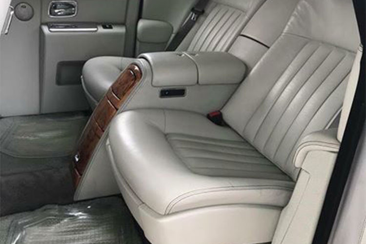 Ngoài ra, những trang bị bên trong nội thất bao gồm bệ tựa tay ngăn cách ghế sau, bàn làm việc cho hàng ghế sau có thể gập gọn, điều hòa tùy chỉnh 4 vùng riêng biệt cùng các chi tiết được làm thủ công bằng vật liệu hiếm...