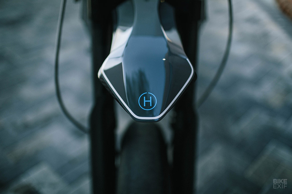 Gắp và sườn giữ nguyên nhưng các pát gắn phuộc được thay đổi vị trí giúp phần đuôi cao hơn 2,5 inch. Các chi tiết khác đều được chỉnh sửa hoặc chế tạo mới hoàn toàn. Bình xăng lớn đặc trưng của dòng supermoto được thay mới với dung tích 10 lít đặt ở khung phụ phía sau.