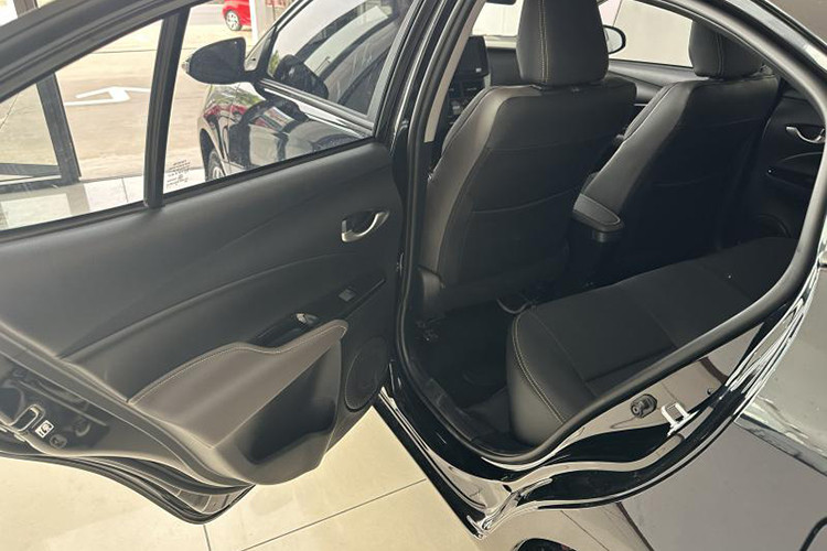 Đèn pha LED trở thành trang bị tiêu chuẩn, kích thước la-zăng vẫn giữ nguyên 15 inch nhưng họa tiết bên trong được thay đổi theo hướng khỏe khoắn và thể thao hơn. Phía sau, sự thay đổi nằm ở phần cản sau, đèn hậu không có sự khác biệt so với mô hình cũ.