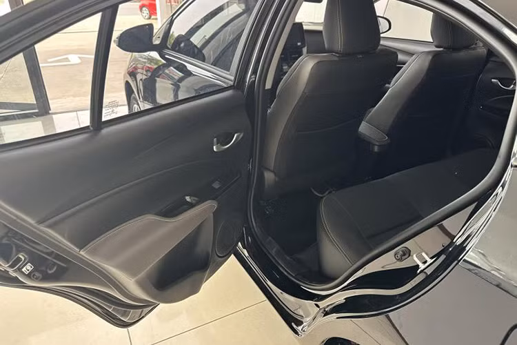 Đèn pha LED trở thành trang bị tiêu chuẩn, kích thước la-zăng vẫn giữ nguyên 15 inch nhưng họa tiết bên trong được thay đổi theo hướng khỏe khoắn và thể thao hơn. Phía sau, sự thay đổi nằm ở phần cản sau, đèn hậu không có sự khác biệt so với mô hình cũ.