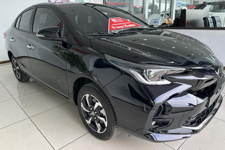 Theo thông tin đăng tải trên sàn xe cũ Việt Nam, chiếc Toyota Vios 2023 mới lăn bánh 200km này được chủ nhân rao bán thuộc bản G, ngoại thất màu đen, có giá niêm yết chính hãng là 592 triệu đồng. Cộng thêm các khoản thuế, phí, giá lăn bánh xe Vios ở khu vực Phủ Lý, Nam Định (nơi đăng bán xe) rơi vào khoảng 625 triệu đồng.