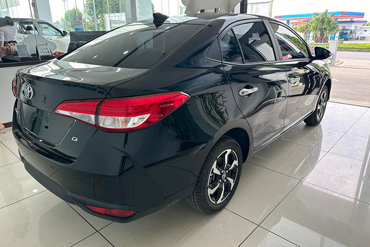 Toyota Vios nâng cấp 2023 tại Việt Nam sử dụn động cơ xăng 1.5L giúp sản sinh công suất tối đa 106 mã lực tại dải tua máy 6.000 vòng/phút và 140 Nm mô-men xoắn cực đại tại 4.200 vòng/phút. Tất cả các phiên bản đều sử dụng dẫn động cầu trước, nhưng lại có sự khác nhau về trang bị hộp số. Theo đó, chỉ phiên bản E MT sở hữu hộp số sàn 5 cấp, trong khi các phiên bản còn lại là CVT.