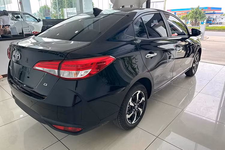 Toyota Vios nâng cấp 2023 tại Việt Nam sử dụn động cơ xăng 1.5L giúp sản sinh công suất tối đa 106 mã lực tại dải tua máy 6.000 vòng/phút và 140 Nm mô-men xoắn cực đại tại 4.200 vòng/phút. Tất cả các phiên bản đều sử dụng dẫn động cầu trước, nhưng lại có sự khác nhau về trang bị hộp số. Theo đó, chỉ phiên bản E MT sở hữu hộp số sàn 5 cấp, trong khi các phiên bản còn lại là CVT.