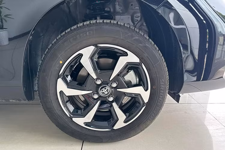 Đặc biệt, theo quy định mới, chi phí cấp đổi chứng nhận đăng ký xe kèm biển số đối xe cũ biển tỉnh chuyển về Hà Nội và TP.HCM hiện chỉ ở mức 150.000 đồng, thay vì 20.000.000 đồng như trước đây. Trong khi phí biển số xe mới đối với 2 khu vực này vẫn là 20.000.000 đồng.