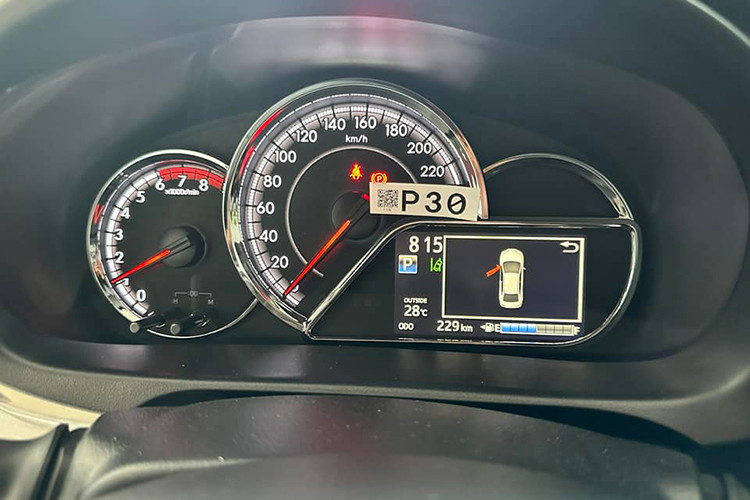 Thiết kế nội thất gần như không thay đổi, chỉ bổ sung thêm một số trang bị như màn hình 9 inch thay cho loại 7 inch trước đó, có tích hợp Apple CarPlay/Android Auto; vô-lăng bản G có thêm lẫy chuyển số; thêm cổng sạc USB cho hàng ghế sau trên các bản E MT và E CVT.