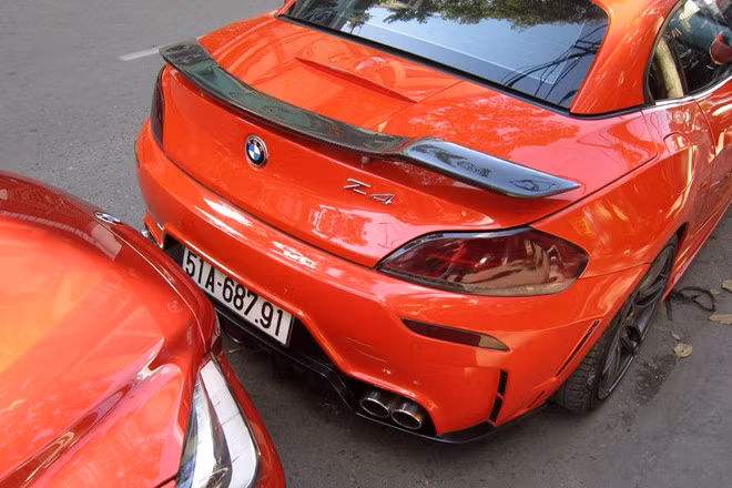 Phía sau, xe được trang bị bốn ống xả bằng titan cao cấp của Rowen. Những khe thoát khí cắt dọc cản sau nhằm giảm luồng gió quẩn phía đuôi khi xe chạy trên đường.