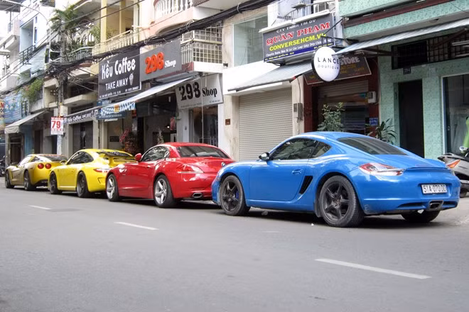 Hầu hết những chiếc xe này thuộc sở hữu của các thành viên trẻ tuổi. Cuối tuần là dịp họ có thời gian ngồi lại và chia sẻ với nhau về niềm đam mê với những chiếc xe thể thao đầy cá tính này.