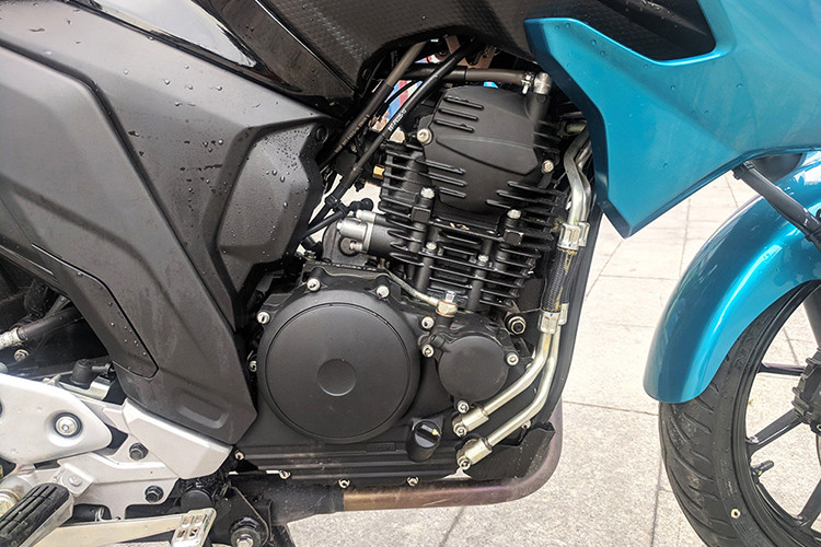 Về sức mạnh, Yamaha FZ25 2019 mới được trang bị động cơ xylanh đơn, SOHC, dung tích 249cc, làm mát bằng gió sản sinh công suất 20 mã lực và mômen xoắn cực đại 20 Nm, đi kèm là hộp số côn tay 5 cấp.